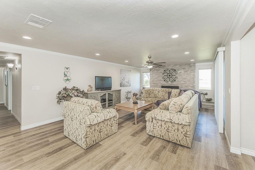 Image 4 of property listing at 5478 Poinsetta Avenue, Clovis, CA 93619