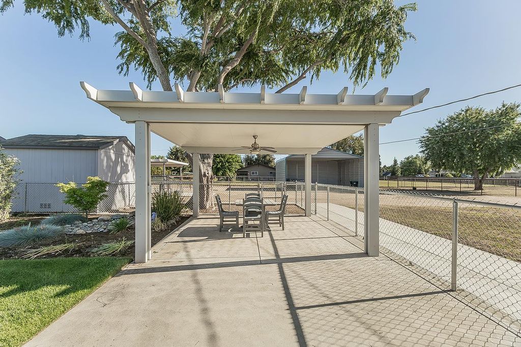 Image 41 of property listing at 5478 Poinsetta Avenue, Clovis, CA 93619