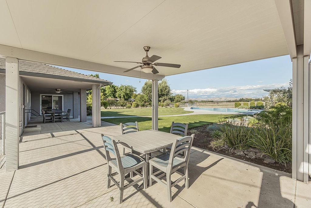 Image 42 of property listing at 5478 Poinsetta Avenue, Clovis, CA 93619