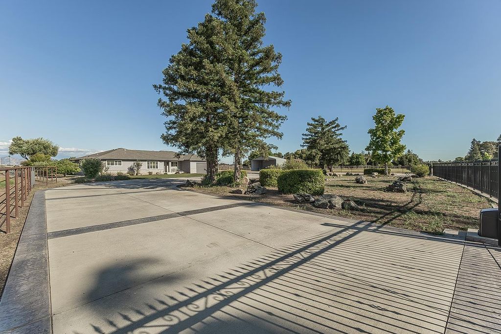 Image 43 of property listing at 5478 Poinsetta Avenue, Clovis, CA 93619