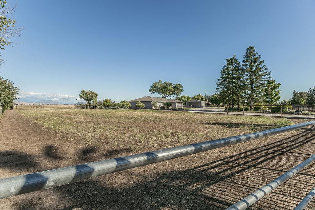 Image 44 of property listing at 5478 Poinsetta Avenue, Clovis, CA 93619