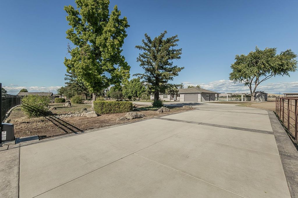 Image 45 of property listing at 5478 Poinsetta Avenue, Clovis, CA 93619