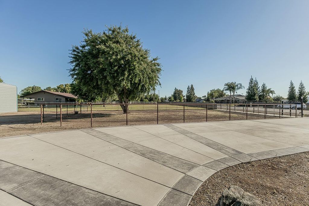 Image 46 of property listing at 5478 Poinsetta Avenue, Clovis, CA 93619