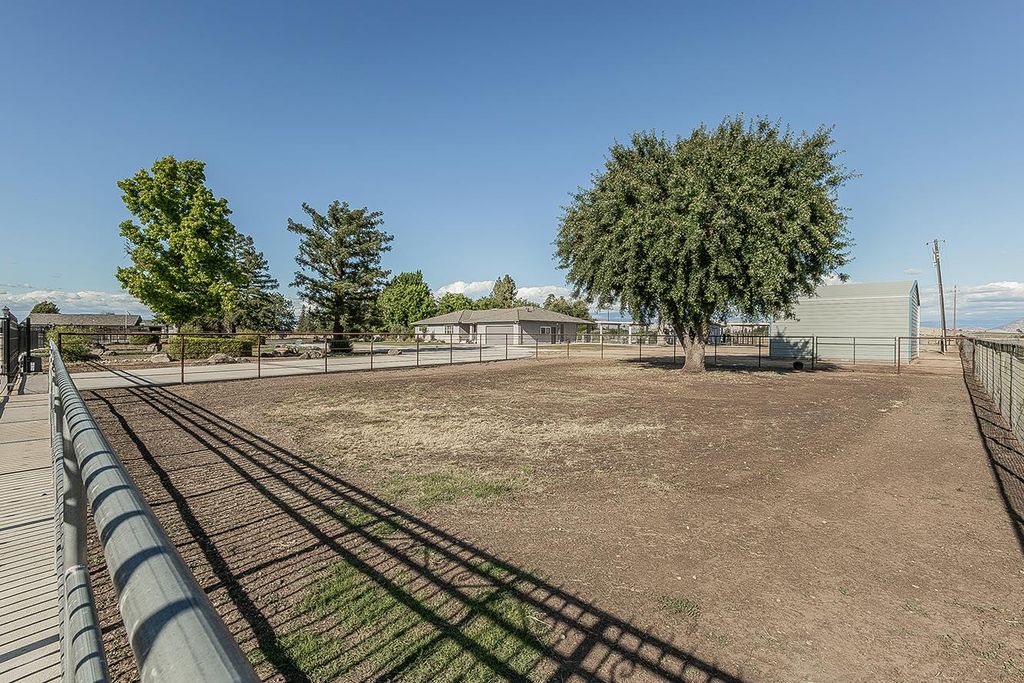 Image 47 of property listing at 5478 Poinsetta Avenue, Clovis, CA 93619