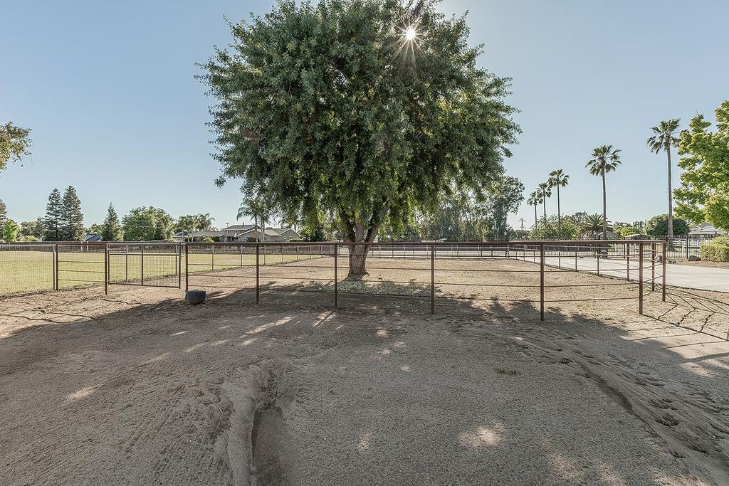Image 48 of property listing at 5478 Poinsetta Avenue, Clovis, CA 93619