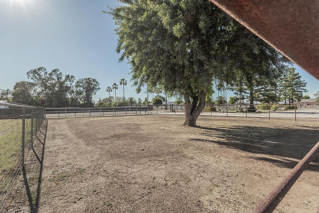 Image 49 of property listing at 5478 Poinsetta Avenue, Clovis, CA 93619