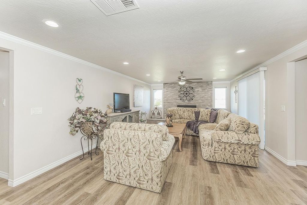 Image 5 of property listing at 5478 Poinsetta Avenue, Clovis, CA 93619