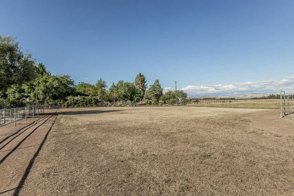 Image 56 of property listing at 5478 Poinsetta Avenue, Clovis, CA 93619
