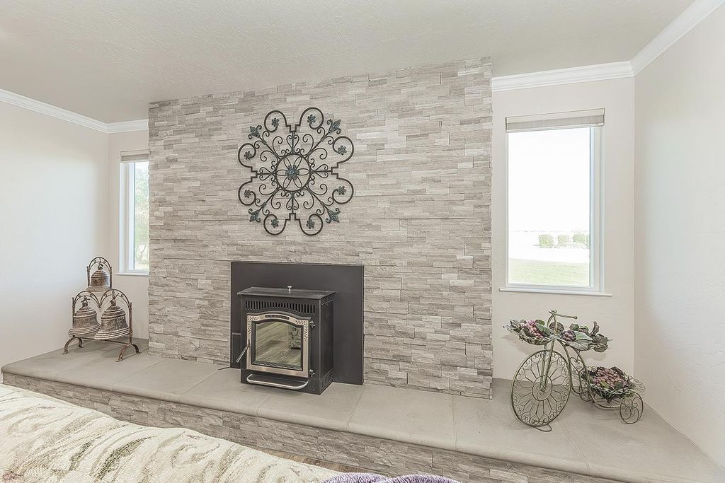 Image 6 of property listing at 5478 Poinsetta Avenue, Clovis, CA 93619