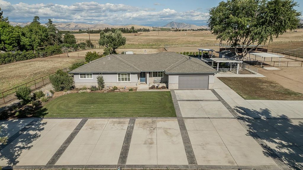Image 60 of property listing at 5478 Poinsetta Avenue, Clovis, CA 93619
