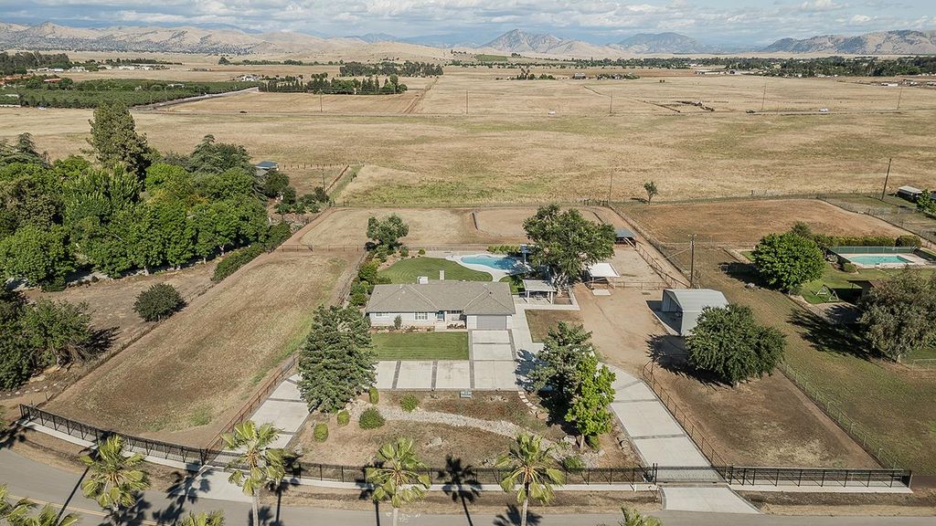 Image 61 of property listing at 5478 Poinsetta Avenue, Clovis, CA 93619