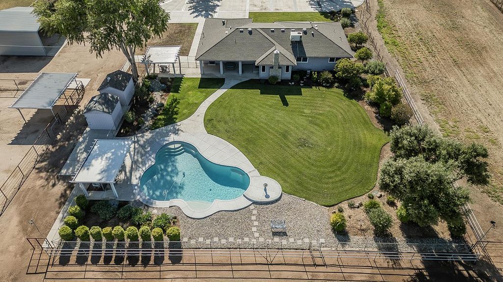 Image 63 of property listing at 5478 Poinsetta Avenue, Clovis, CA 93619