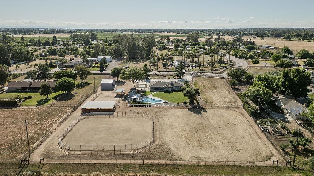 Image 67 of property listing at 5478 Poinsetta Avenue, Clovis, CA 93619