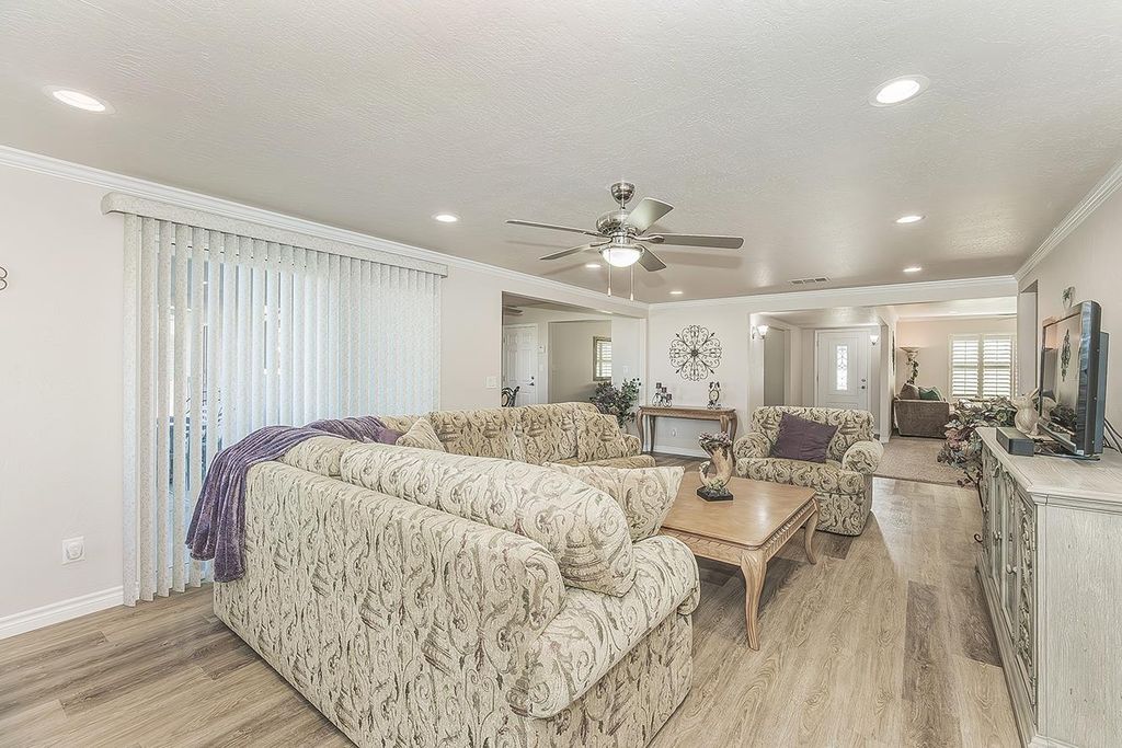 Image 7 of property listing at 5478 Poinsetta Avenue, Clovis, CA 93619
