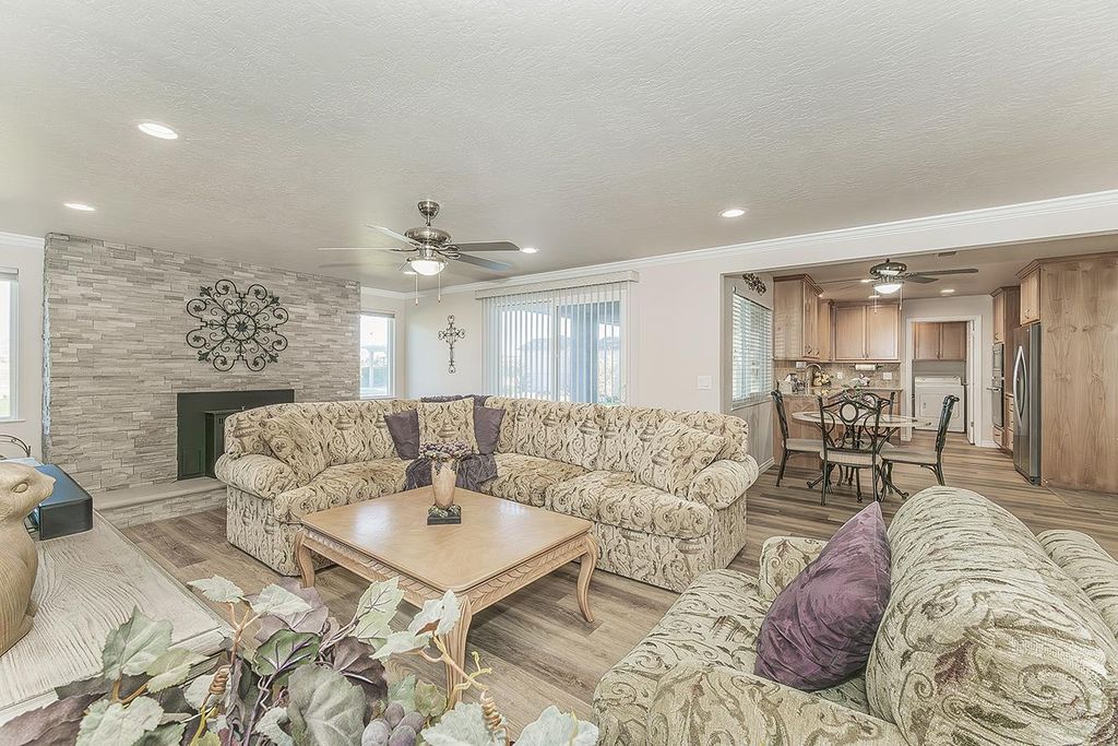 Image 8 of property listing at 5478 Poinsetta Avenue, Clovis, CA 93619