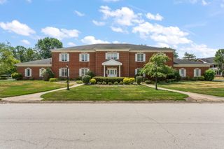 18 Gleneagles Drive, Schererville, IN 46375