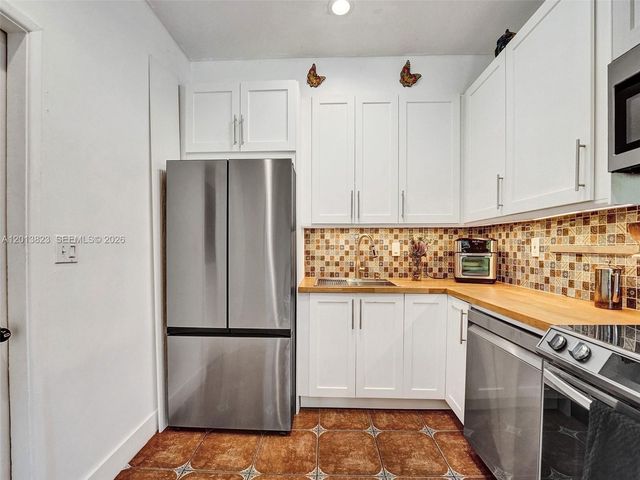 918 NE 4th Court, Hallandale Beach, FL 33009
