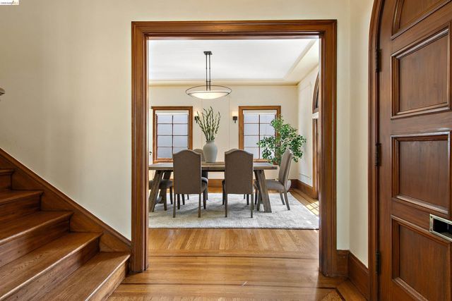 774 Trestle Glen Rd, Oakland, CA 94610