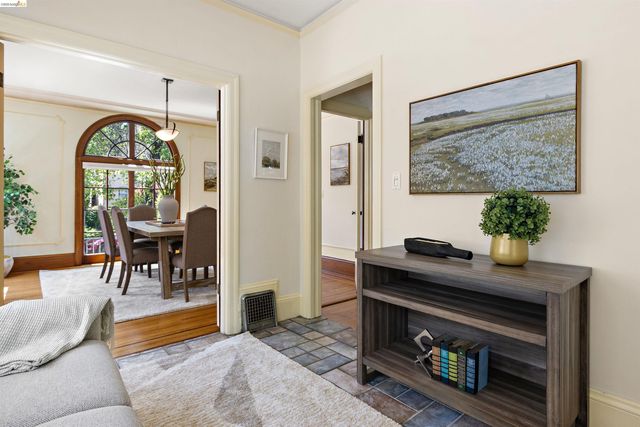 774 Trestle Glen Rd, Oakland, CA 94610