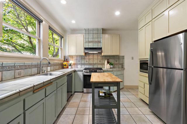 774 Trestle Glen Rd, Oakland, CA 94610
