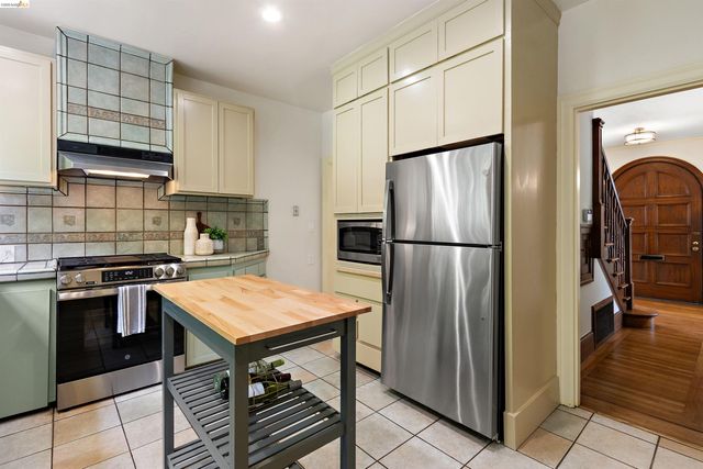 774 Trestle Glen Rd, Oakland, CA 94610