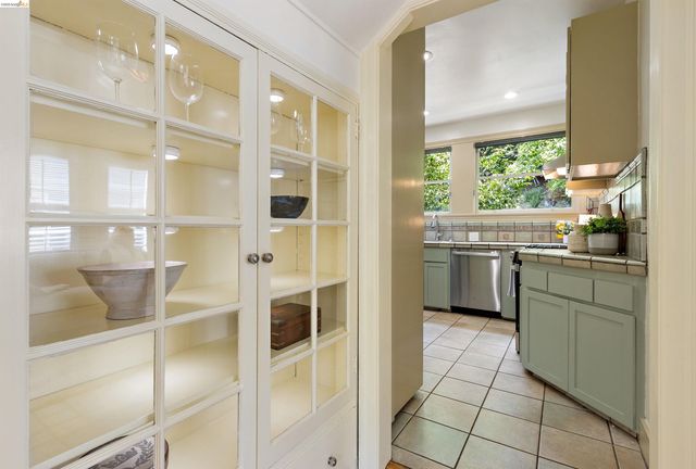 774 Trestle Glen Rd, Oakland, CA 94610