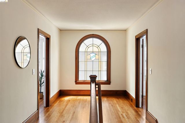 774 Trestle Glen Rd, Oakland, CA 94610