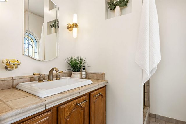 774 Trestle Glen Rd, Oakland, CA 94610