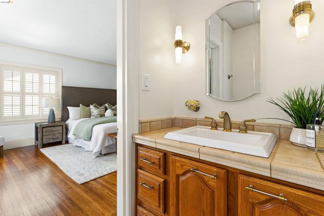 774 Trestle Glen Rd, Oakland, CA 94610