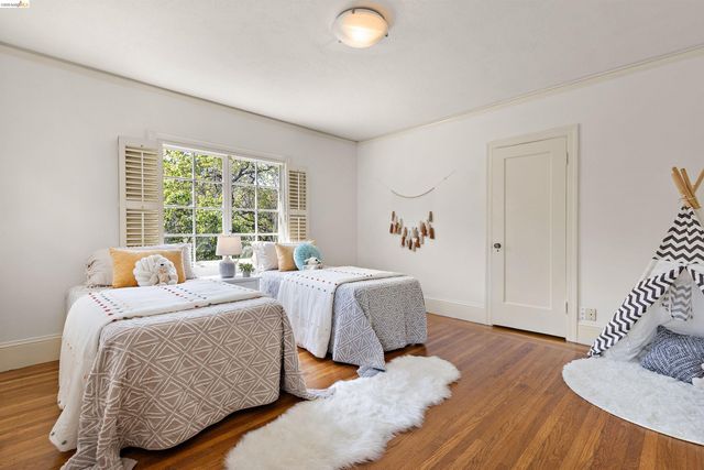 774 Trestle Glen Rd, Oakland, CA 94610