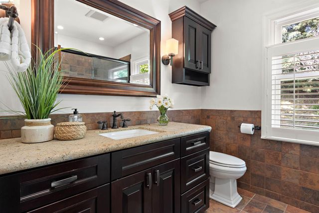 774 Trestle Glen Rd, Oakland, CA 94610