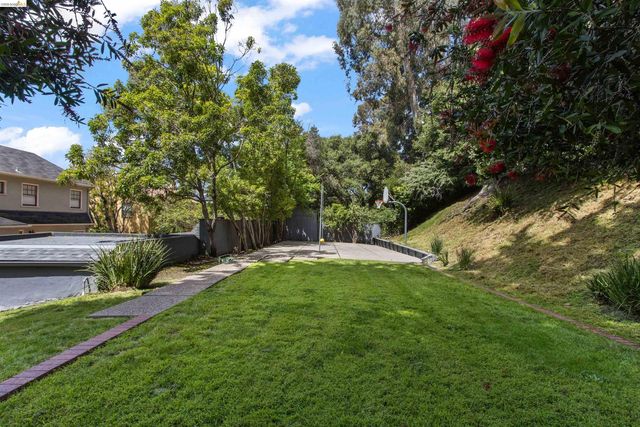 774 Trestle Glen Rd, Oakland, CA 94610