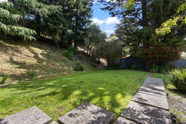 774 Trestle Glen Rd, Oakland, CA 94610