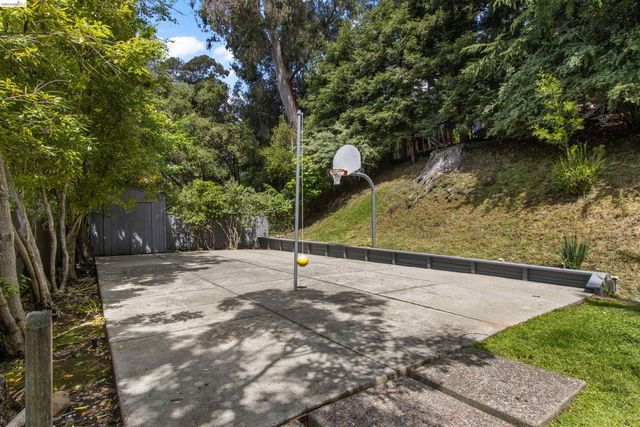 774 Trestle Glen Rd, Oakland, CA 94610