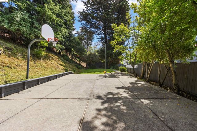 774 Trestle Glen Rd, Oakland, CA 94610