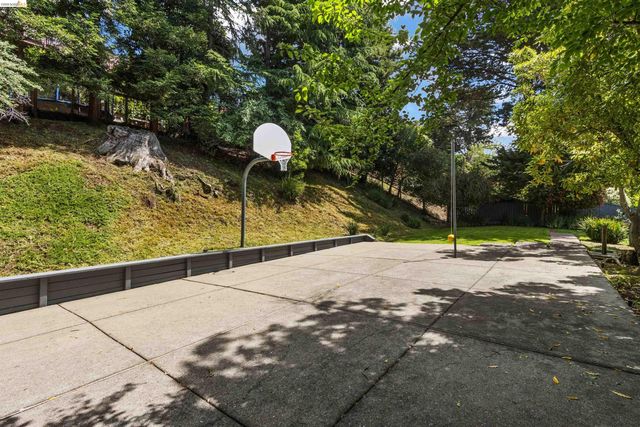 774 Trestle Glen Rd, Oakland, CA 94610