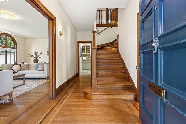 774 Trestle Glen Rd, Oakland, CA 94610