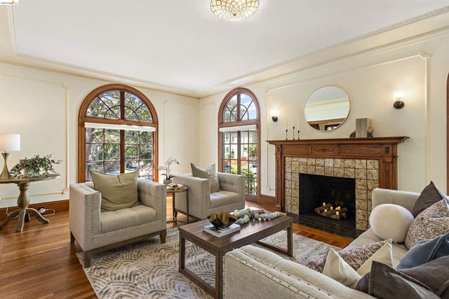 774 Trestle Glen Rd, Oakland, CA 94610