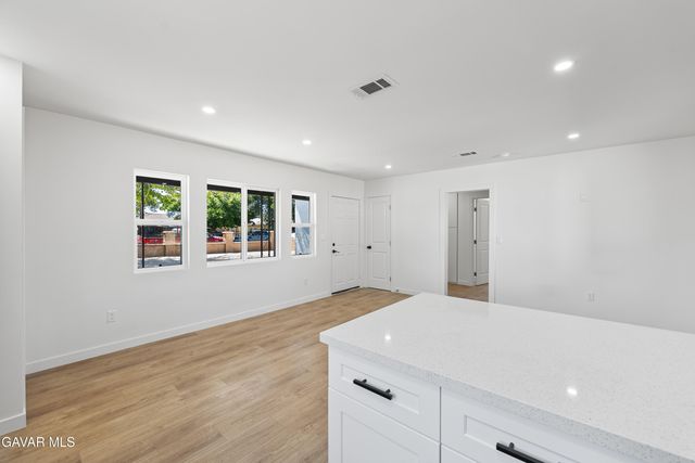 45040 Redwood Avenue, Lancaster, CA 93534