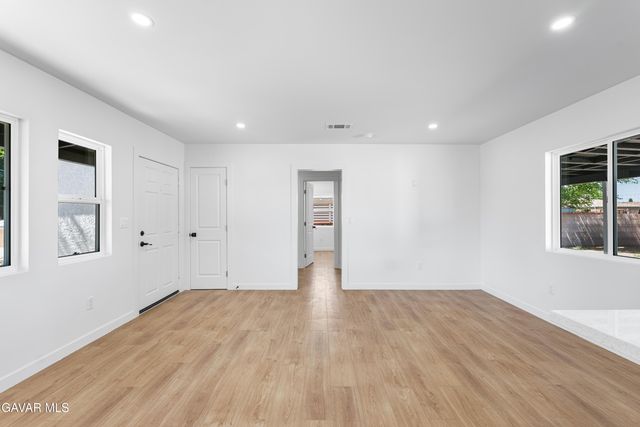 45040 Redwood Avenue, Lancaster, CA 93534