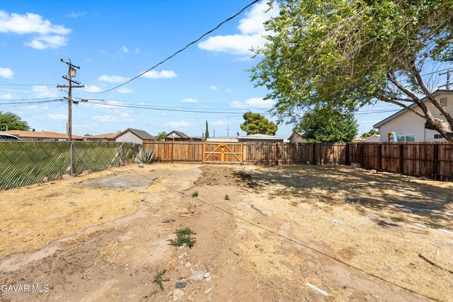 45040 Redwood Avenue, Lancaster, CA 93534