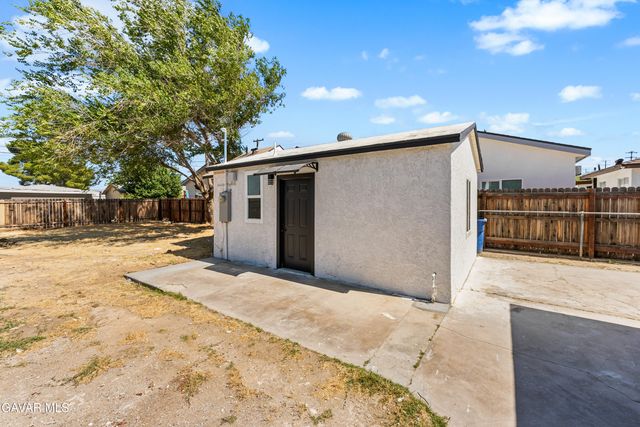 45040 Redwood Avenue, Lancaster, CA 93534