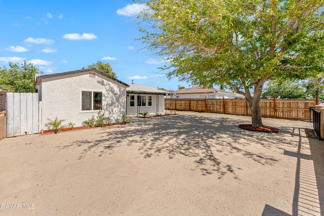 45040 Redwood Avenue, Lancaster, CA 93534