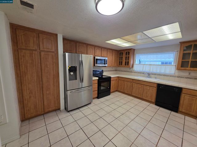 2581 El Portal Dr C, San Pablo, CA 94806