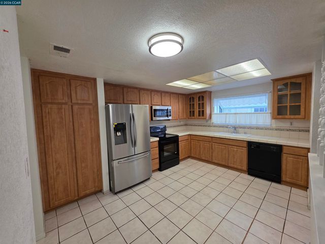 2581 El Portal Dr C, San Pablo, CA 94806