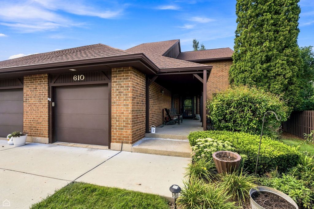 610 Cress Creek Lane, Crystal Lake, IL 60014