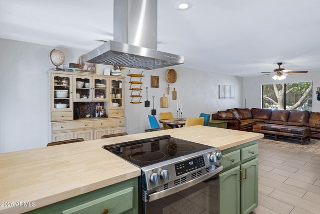 8835 N NEW WORLD Drive, Glendale, AZ 85302