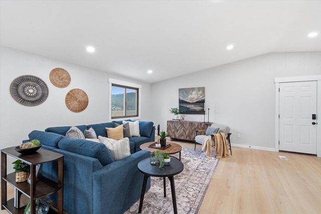 5621 S Conklin Rd, Greenacres, WA 99016