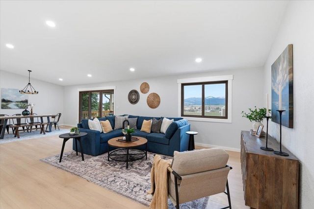 5621 S Conklin Rd, Greenacres, WA 99016