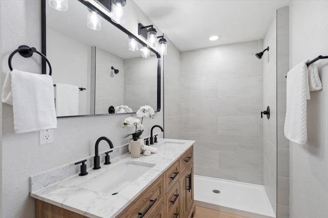 5621 S Conklin Rd, Greenacres, WA 99016